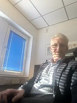 tom-swede online show from March 17, 4:01 pm