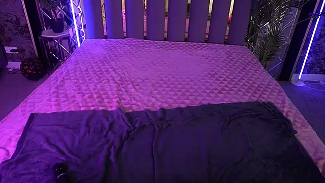 RosieMoons online show from November 16, 8:25 pm