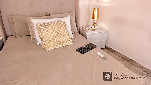 katie cruz online show from February 12, 7:56 pm