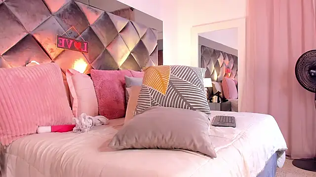 sofhiaa adaams online show from March 22, 2:05 am