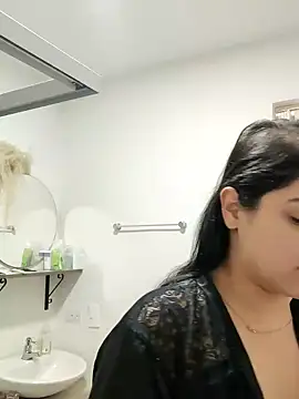 Snapshot of Lia_Hurley chatting on December 9, 10:54 am Lia Hurley online show from December 9, 10:54 am