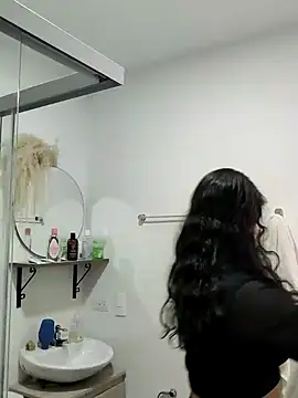 Snapshot of Lia_Hurley chatting on December 14, 5:14 pm Lia Hurley online show from December 14, 5:14 pm