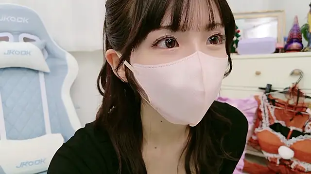 Snapshot of -minami- chatting on November 23, 12:05 pm -minami- online show from November 23, 12:05 pm