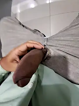 Snapshot of johny_69d@xh chatting on January 6, 11:29 am johny 69dxh online show from January 6, 11:29 am