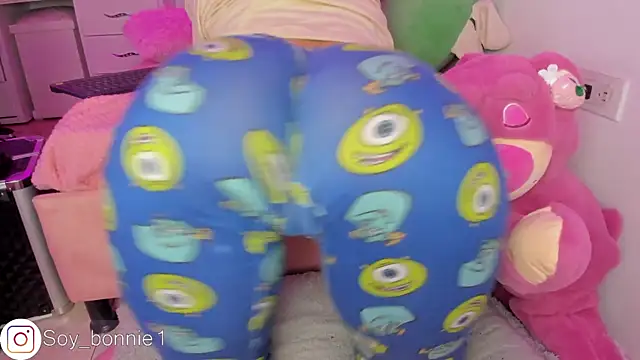 Snapshot of bonnie_moon chatting on December 22, 2:49 am bonnie moon online show from December 22, 2:49 am