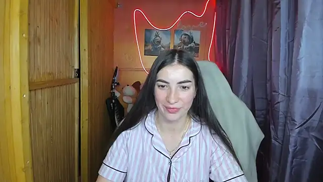 Fiery Brunette  online show from February 19, 6:43 pm