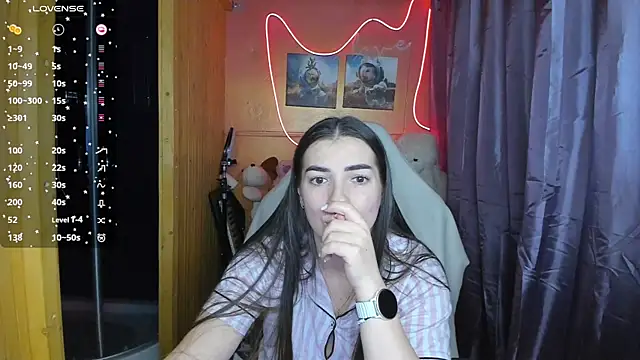 Fiery Brunette  online show from February 28, 2:31 pm