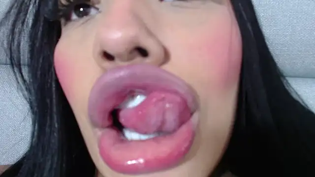 Snapshot of emily_brontee_ chatting on December 2, 2:52 pm emily brontee online show from December 2, 2:52 pm