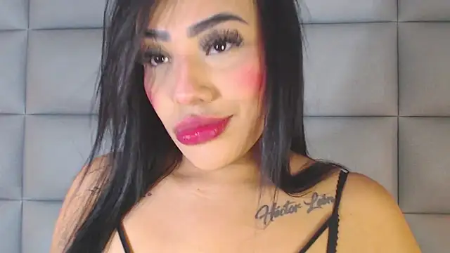 Snapshot of emily_brontee_ chatting on December 5, 11:49 am emily brontee online show from December 5, 11:49 am