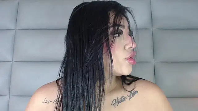 Snapshot of emily_brontee_ chatting on December 6, 11:54 am emily brontee online show from December 6, 11:54 am