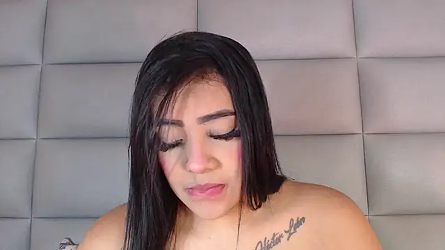 Snapshot of emily_brontee_ chatting on December 7, 11:51 am emily brontee online show from December 7, 11:51 am