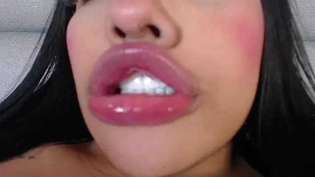 Snapshot of emily_brontee_ chatting on December 7, 6:04 pm emily brontee online show from December 7, 6:04 pm