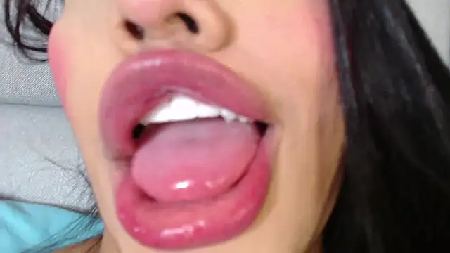 Snapshot of emily_brontee_ chatting on December 10, 3:01 pm emily brontee online show from December 10, 3:01 pm