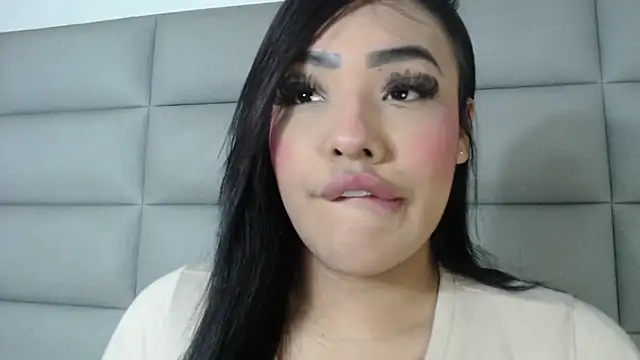 Snapshot of emily_brontee_ chatting on December 19, 12:01 pm emily brontee online show from December 19, 12:01 pm