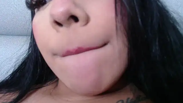 Snapshot of emily_brontee_ chatting on January 3, 3:33 pm emily brontee online show from January 3, 3:33 pm