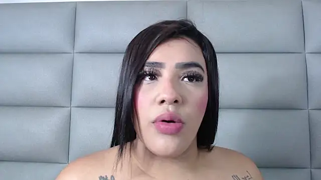 Snapshot of emily_brontee_ chatting on February 27, 1:28 pm emily brontee online show from February 27, 1:28 pm