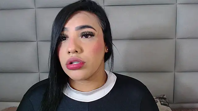 Snapshot of emily_brontee_ chatting on March 6, 1:35 pm emily brontee online show from March 6, 1:35 pm