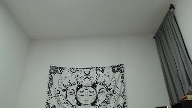 Snapshot of AlinaWoolf_ chatting on January 24, 4:27 am AlinaWoolf online show from January 24, 4:27 am