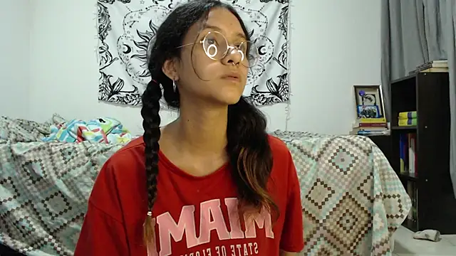 Snapshot of AlinaWoolf_ chatting on February 25, 5:19 am AlinaWoolf online show from February 25, 5:19 am