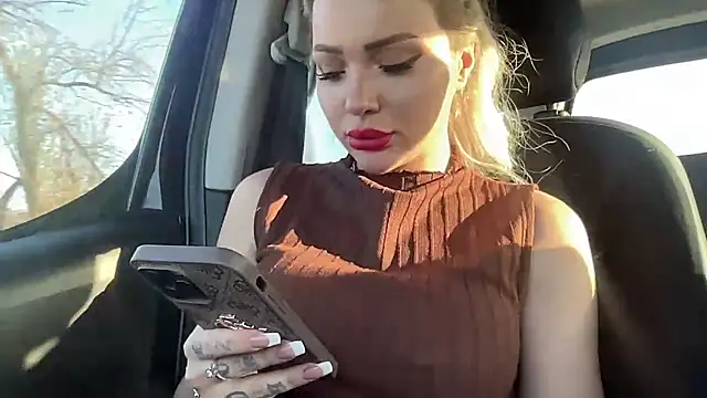 Snapshot of petitebeauty chatting on December 3, 1:09 pm petitebeauty online show from December 3, 1:09 pm