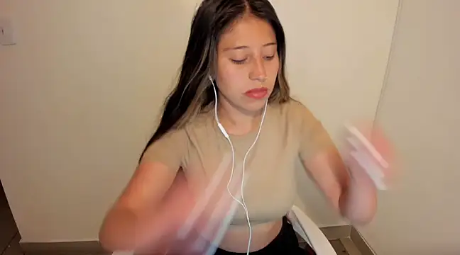 kiaraowen online show from February 20, 4:46 pm