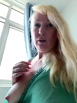 EmmaInLove23 online show from October 19, 4:57 am