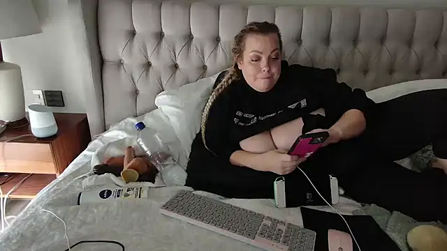 Snapshot of Beauty4AGent chatting on December 6, 7:56 pm Beauty4AGent online show from December 6, 7:56 pm