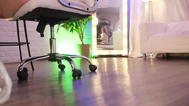 Snapshot of NovaMaria chatting on February 28, 9:25 am NovaMaria online show from February 28, 9:25 am