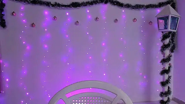 Snapshot of cute_roxana_ chatting on December 28, 10:23 pm cute roxana online show from December 28, 10:23 pm