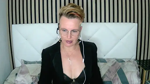 Snapshot of xxNoeliaxx chatting on December 22, 11:22 am xxNoeliaxx online show from December 22, 11:22 am