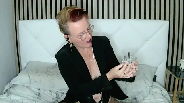 Snapshot of xxNoeliaxx chatting on February 22, 8:18 am xxNoeliaxx online show from February 22, 8:18 am