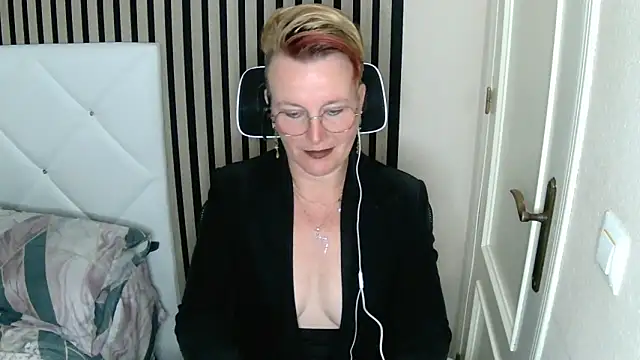 Snapshot of xxNoeliaxx chatting on March 14, 8:32 am xxNoeliaxx online show from March 14, 8:32 am