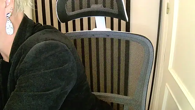 Snapshot of xxNoeliaxx chatting on November 27, 7:43 am xxNoeliaxx online show from November 27, 7:43 am