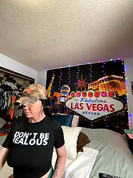 Snapshot of SidneyRaee chatting on December 2, 5:04 pm SidneyRaee online show from December 2, 5:04 pm