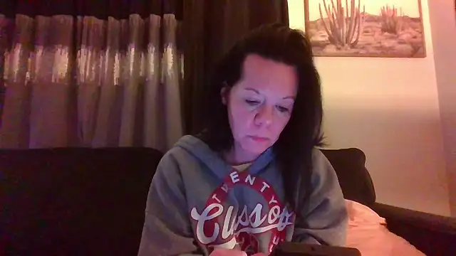 Snapshot of SidneyRaee chatting on December 8, 1:35 am SidneyRaee online show from December 8, 1:35 am