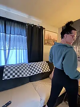 Snapshot of SidneyRaee chatting on December 10, 7:43 pm SidneyRaee online show from December 10, 7:43 pm