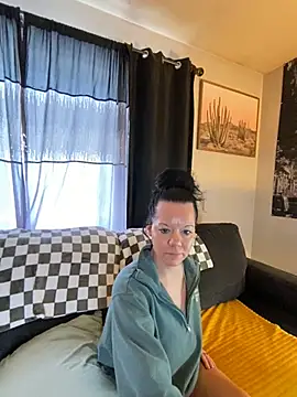 Snapshot of SidneyRaee chatting on December 13, 8:15 pm SidneyRaee online show from December 13, 8:15 pm