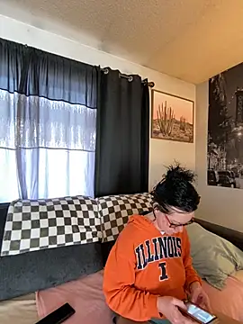 Snapshot of SidneyRaee chatting on December 17, 3:39 pm SidneyRaee online show from December 17, 3:39 pm