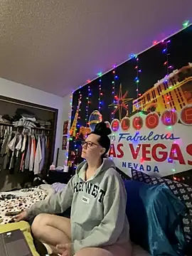 Snapshot of SidneyRaee chatting on December 26, 6:43 pm SidneyRaee online show from December 26, 6:43 pm