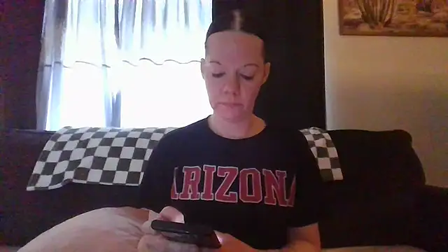 Snapshot of SidneyRaee chatting on January 24, 8:32 pm SidneyRaee online show from January 24, 8:32 pm