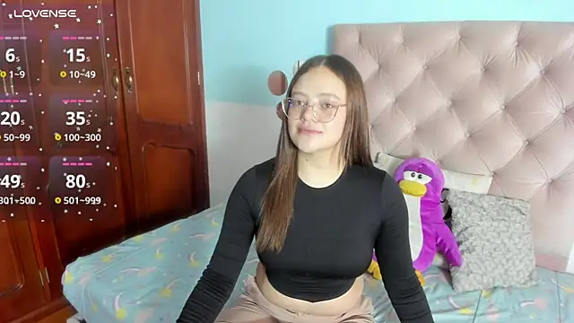 Snapshot of _Sarahh_0 chatting on February 18, 1:33 pm Sarahh 0 online show from February 18, 1:33 pm