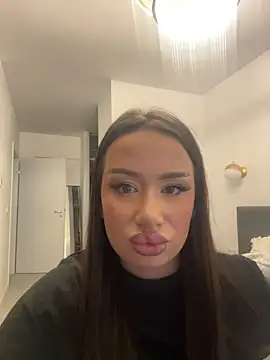 deliaroyal online show from November 18, 2:10 pm