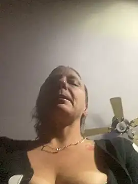 Snapshot of Everlyrose27 chatting on December 7, 5:04 am Everlyrose27 online show from December 7, 5:04 am