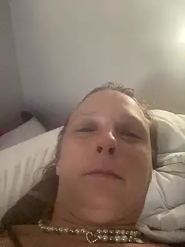 Snapshot of Everlyrose27 chatting on December 17, 2:33 pm Everlyrose27 online show from December 17, 2:33 pm