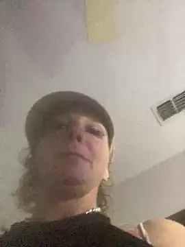 Snapshot of Everlyrose27 chatting on December 21, 12:49 pm Everlyrose27 online show from December 21, 12:49 pm