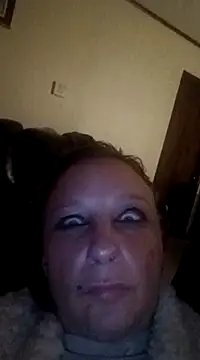 Snapshot of Everlyrose27 chatting on December 22, 7:11 am Everlyrose27 online show from December 22, 7:11 am