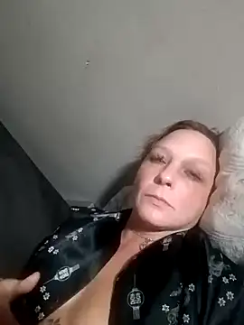 Snapshot of Everlyrose27 chatting on January 18, 4:26 am Everlyrose27 online show from January 18, 4:26 am