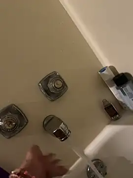 Snapshot of Everlyrose27 chatting on February 5, 8:04 pm Everlyrose27 online show from February 5, 8:04 pm