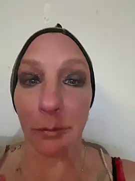 Snapshot of Everlyrose27 chatting on February 24, 8:14 pm Everlyrose27 online show from February 24, 8:14 pm