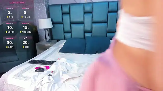 Nahomi Wild online show from December 6, 8:29 pm